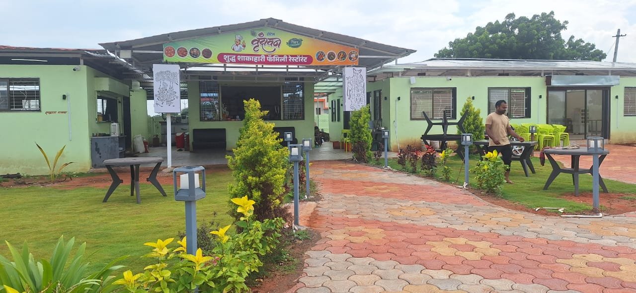 Hotel Vrindavan Garden Pure Veg &amp; Lawns